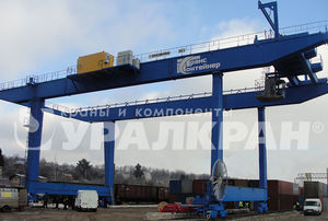 козловой кран на рейке