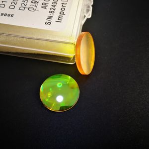 линза из селенида цинка