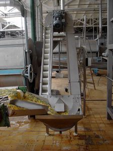 ленточный ковшовой подъемник