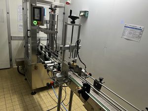 линейная укупорочная завинчивающая машина