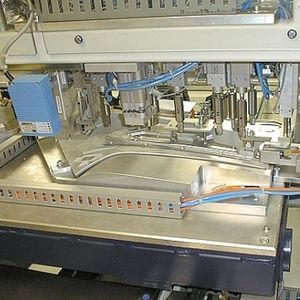 автоматическая клепающая машина