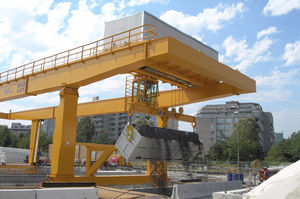 козловой кран на рейке
