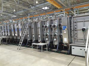 линейная машина для нанесения покрытий методом катодного распыления