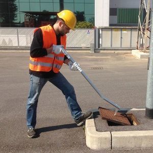 магнитный инструмент для подъема канализационных люков