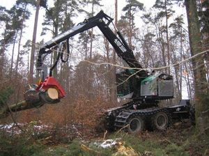 гусеничная лесозаготовительная машина