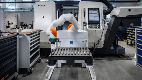 Система загрузки для заготовок - MAIROFlex iisy - KUKA AG - с шарнирным 6-осным роботом / автоматизированная