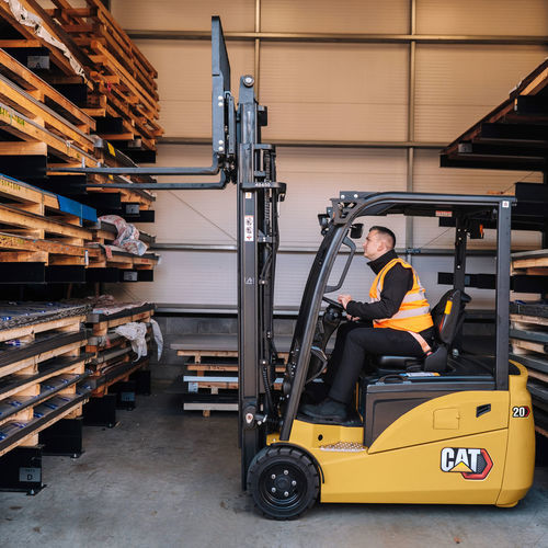 Электрический вилочный погрузчик - EP16-20QT - Cat Lift Trucks - с местом для сидения водителя / для использования в помещениях / для внешнего использования