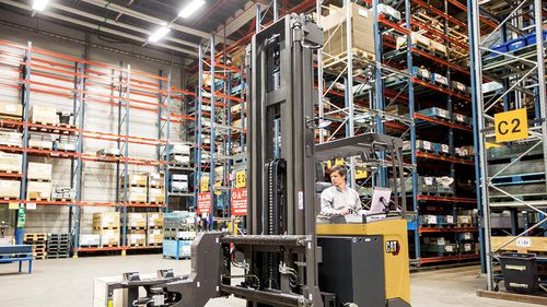 Подъемная тележка со съемной опорой VNA - NTD1 series - Cat Lift Trucks - электрическая / с местом для сидения водителя / для паллет