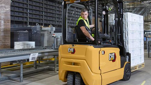Электрический вилочный погрузчик - EP series - Cat Lift Trucks - с местом для сидения водителя / для холодильных складов / для пищевой промышленности