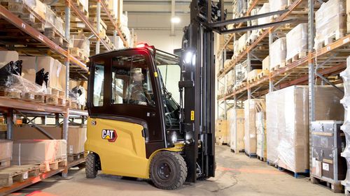 Электрический вилочный погрузчик - EP series - Cat Lift Trucks - с местом для сидения водителя / для автомобилестроения / для производства напитков