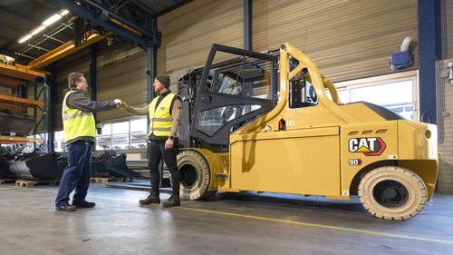 Электрический вилочный погрузчик - EP series - Cat Lift Trucks - с местом для сидения водителя / для паллет / для разгрузочно-погрузочных работ