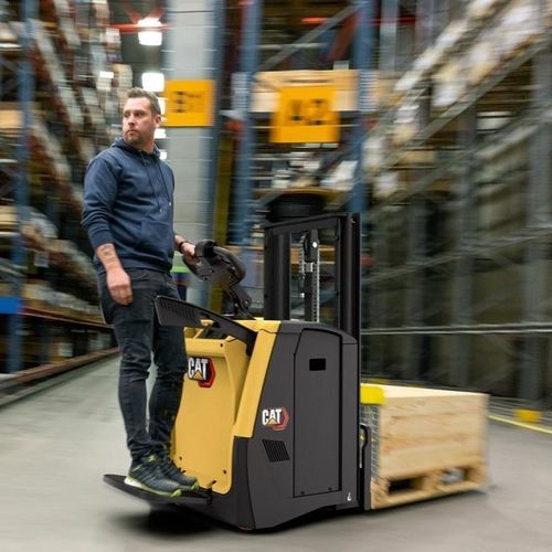 Электрический погрузчик для поддонов - NP series - Cat Lift Trucks - стоячий / 24 В / для разгрузочно-погрузочных работ