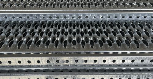 Решетчатый настил из стали - NAGÉV RÁCS Kft. / NAGÉV GRATINGS LTD. - противоскользящий / для круглого кабеля / для гибкого шланга