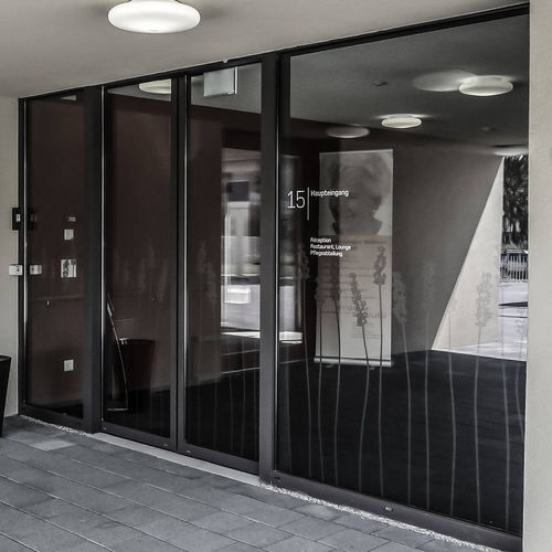 Раздвижной ворота - Gilgen Door Systems AG - из стекла / для использования в помещениях / ветроустойчивый