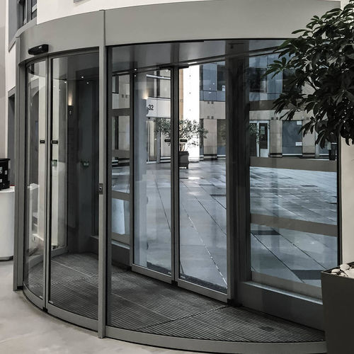 Раздвижной изогнутый ворота - SRM - Gilgen Door Systems AG - из стекла / для использования в помещениях / дизайнерский