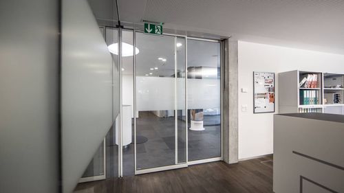 Раздвижной ворота - Slim frame - Gilgen Door Systems AG - застекленный / для использования в помещениях / дизайнерский
