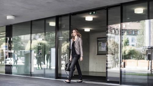 Раздвижной ворота - Gilgen Door Systems AG - из стекла / для использования в помещениях / автоматический