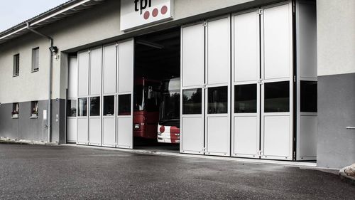 Раздвижной ворота - Gilgen Door Systems AG - складной / для использования в помещениях / персонализированный