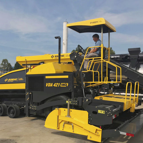 Асфальтоукладчик асфальта - VDA 421 MAX - BOMAG - гусеничный / для топлива / конвейер
