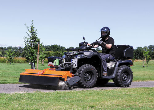 Подметальная машина для транспортного средства - Sweezy 450 Dual E QuadLine - bema GmbH Maschinenfabrik - электрическая / для наружного применения / пыль