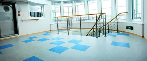 Виниловое напольное покрытие - STREAMO SEACROSSER - Gerflor - клейкое / химически стойкое / с низким уровнем ЛОС