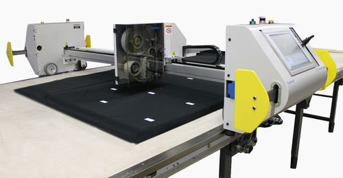 Полностью автоматическая этикетировочная машина - SLS3 - Eastman Machine Company - для наклеивания на верхнюю часть / для приложений печати и применения этикеток / для текстильной промышленности