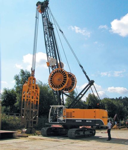 Гусеничный башенный кран - MC 32 - BAUER Maschinen GmbH - со стрелой / для подъема / гидравлический