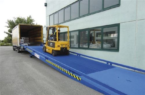 Мобильная загрузочная платформа - 12 000 mm, 6 000 - 10 000 kg - C.L.M - электрогидравлическая