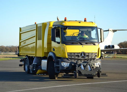 Подметальная машина на грузовике - MaxPowa V95t aero - Bucher Municipal AG - с тепловым двигателем / для аэродрома / пыль
