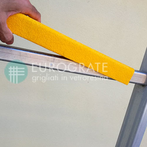 Напольное покрытие из цемента - EUROGRATE GRP GRATING AND PROFILES - дерево / из кварца / противоскользящее