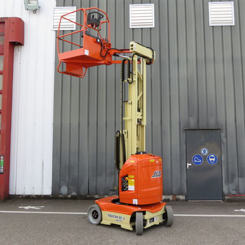 Мобильный подъемник с вертикальной мачтой - 8E-L Toucan® - JLG Industries Inc. - электрический / для внутреннего и внешнего пользования / компактный
